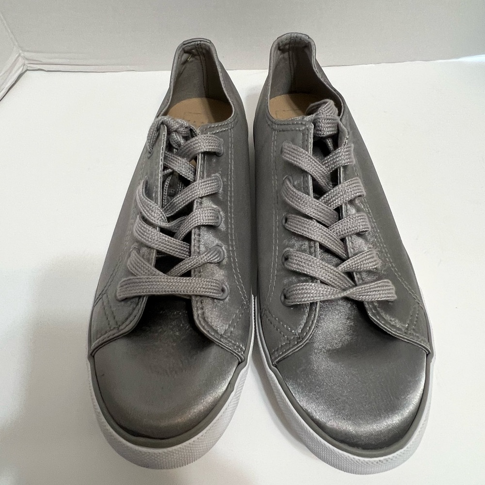 KAARI blue sneakers EUC sz 8.5 metallic gray-silver satin look low top lace up